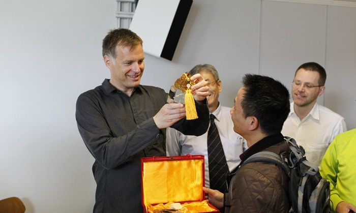 西雅士的CEO Olav代表厂方非常高兴的接纳了礼物